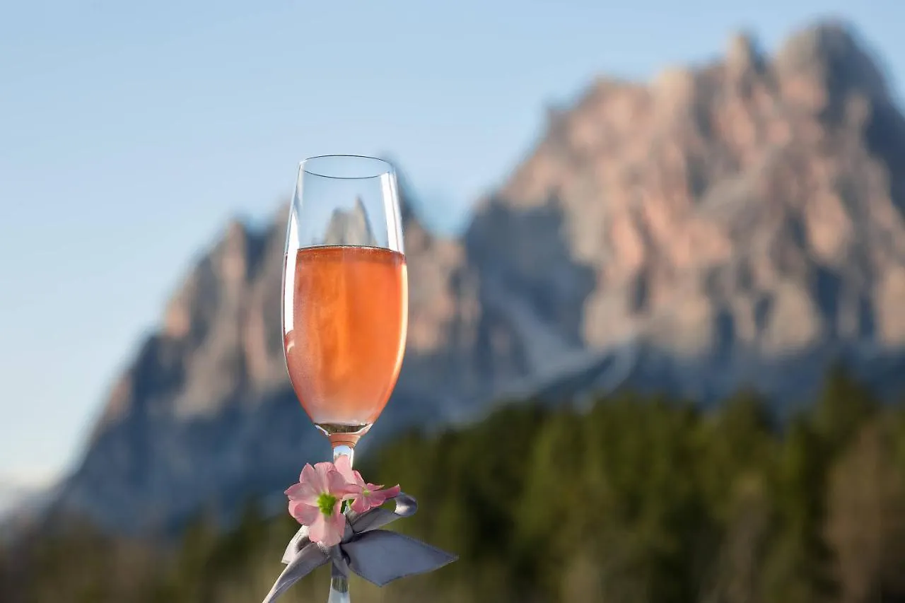 Отель Cristallo, A Luxury Collection Resort & Spa, Cortina D 'Ampezzo Кортина-д'Ампеццо